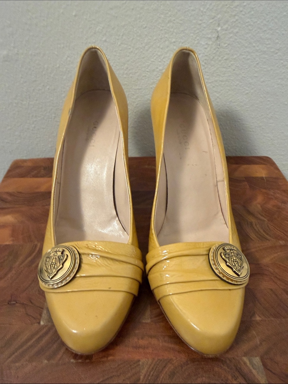 Gucci Hysteria Yellow Mustard Patent Leather Heels Gold Emblem Size 38 C (US 8) - Picture 3 of 9